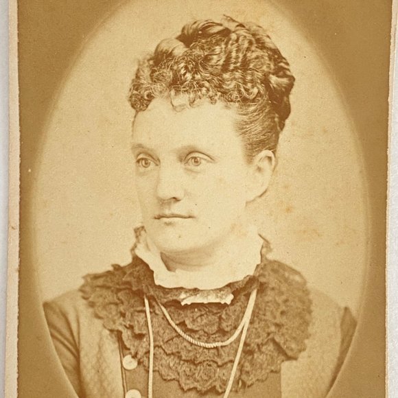 c1860 CDV Victorian Woman Curly Hair Large Lace Collar Oval Photo CarteDeVisite - Picture 1 of 6